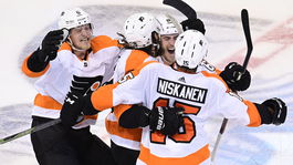 Na rozhodnutie sa čakalo takmer 100 minút. Flyers živia nádej