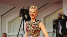 Prezidentka festivalovej poroty Cate Blanchett prišla v kreácii Alexander McQueen. 