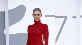 Herečka Vanessa Kirby v úchvatnej červenej z dielne Valentino Haute Couture.  