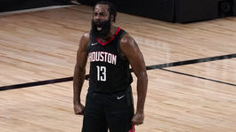 Harden zostrelil Lakers. Houston sa ujal vedenia