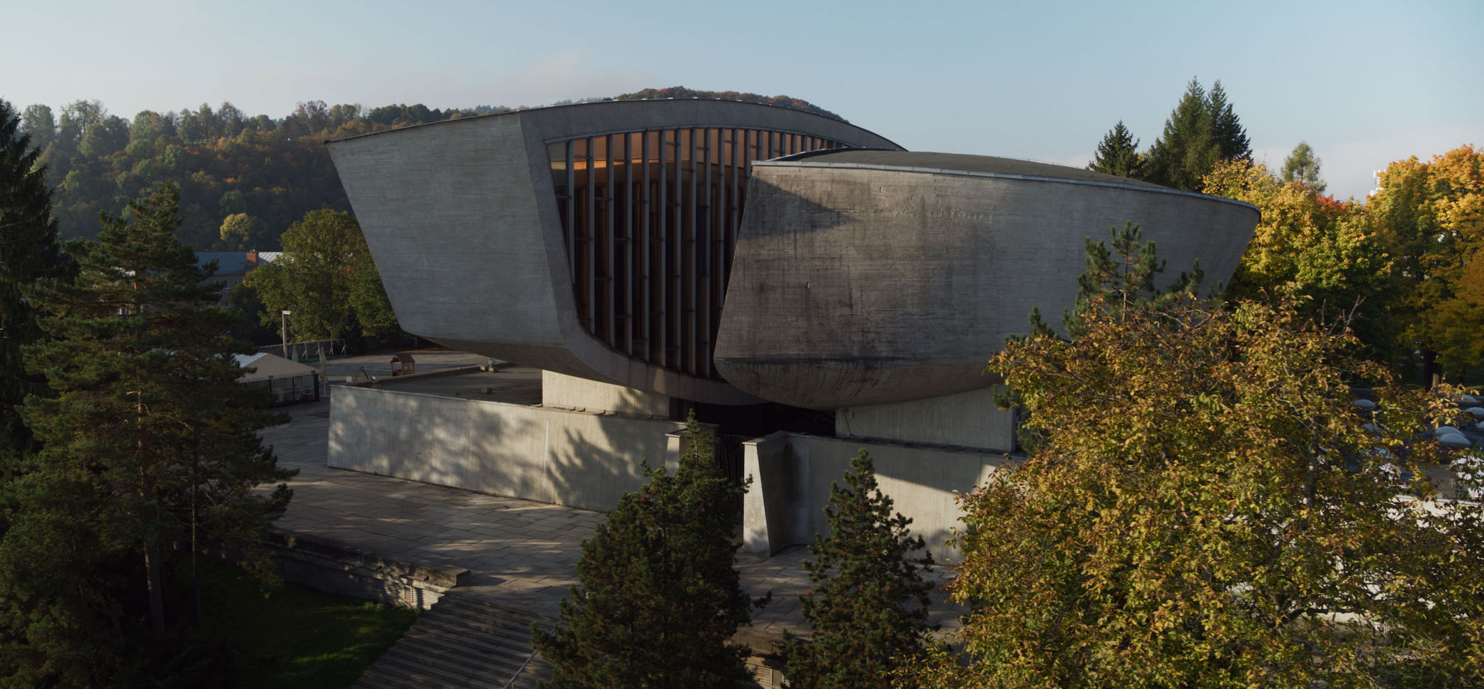 Medzi architektonické ikony patrí aj Pamätník...