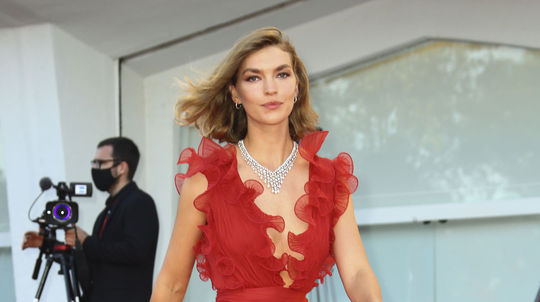 Modelka Arizona Muse prišla v šatách Alberta...