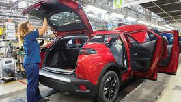 Peugeot 2008 ide na dračku. Fabrika beží na štyri zmeny