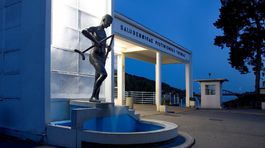 Nijaký horor! To len podenky na piešťanskom moste tancujú svadobný tanec