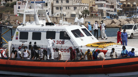 Taliani evakuovali tábory na Lampeduse preplnené migrantmi
