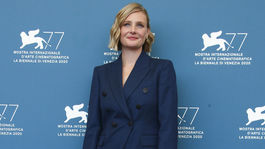 Farba, strih, šírka nohavíc? Inšpirujte sa triom hviezd ako nosiť nohavicový kostým  