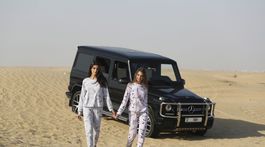 Izraelská modelka May Tager (vľavo) s Anastasiou Bandarenka, ktorá pochádza z Ruska a pracuje v Dubaji, spoločne fotili oblečenie značky Fix v Spojených arabských emirátoch. 