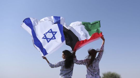 Izraelská modelka May Tager (vľavo) s...