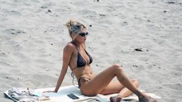 Modelka a herečka Charlotte McKinney na pláži v Malibu predvádzala svoje príťažlivé krivky. 