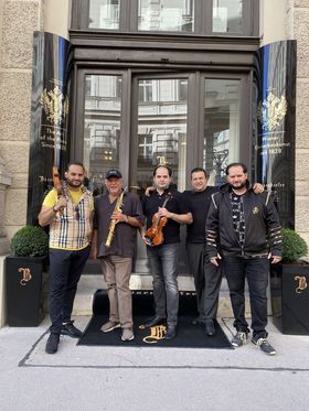 Jánoškovci a saxofonista Tony Lakatos spolu vo...