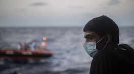 Grécko začalo stavať stany pre migrantov zo zničeného tábora Moria