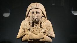 Vešebt (drobná soška, súčasť pohrebnej výbavy) pre Ptahovho veľkňaza Pahemnečera.