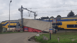 Video: Zaseknutý kamión na priecestí. Nemal tade vôbec prechádzať