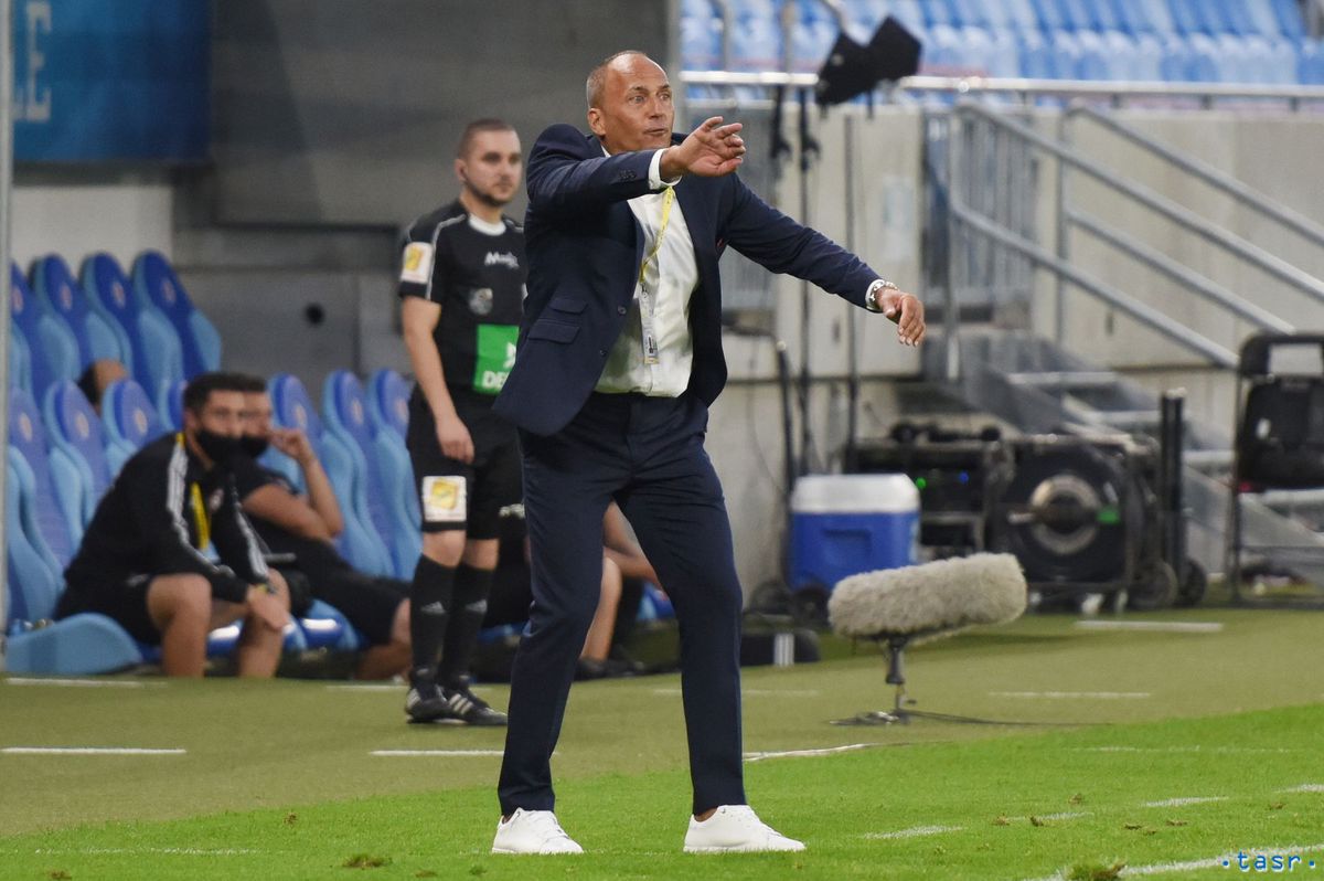 Nový tréner Slovana Darko Milanič počas derby s...