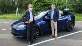 Šéf koncernu VW si vyskúšal Teslu Y. Diess chválou nešetril