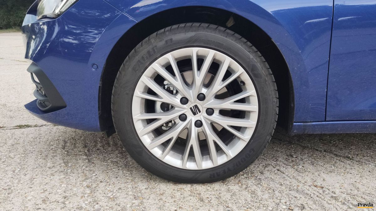 Testované auto stojí na kolesách so...