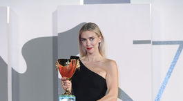 Britská herečka Vanessa Kirby si odniesla domov cenu pre najlepšiu herečku za výkon vo filme Pieces of woman. 