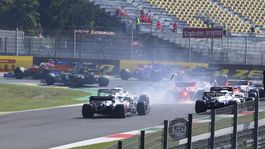 Ďalšie bláznivé preteky. Triumfoval Hamilton, osem jazdcov nedokončilo 