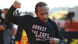 Hamilton sa pred VC Bahrajnu pustil do domácich za ľudské práva