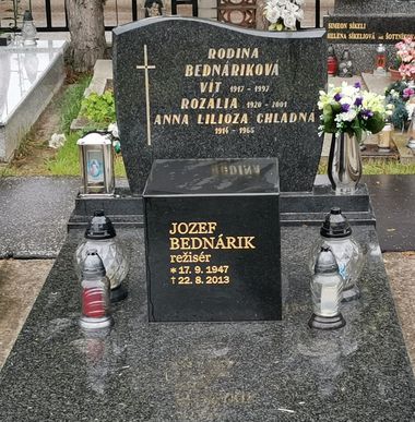Režisér Bednárik je pochovaný v rodnom Zelenči.