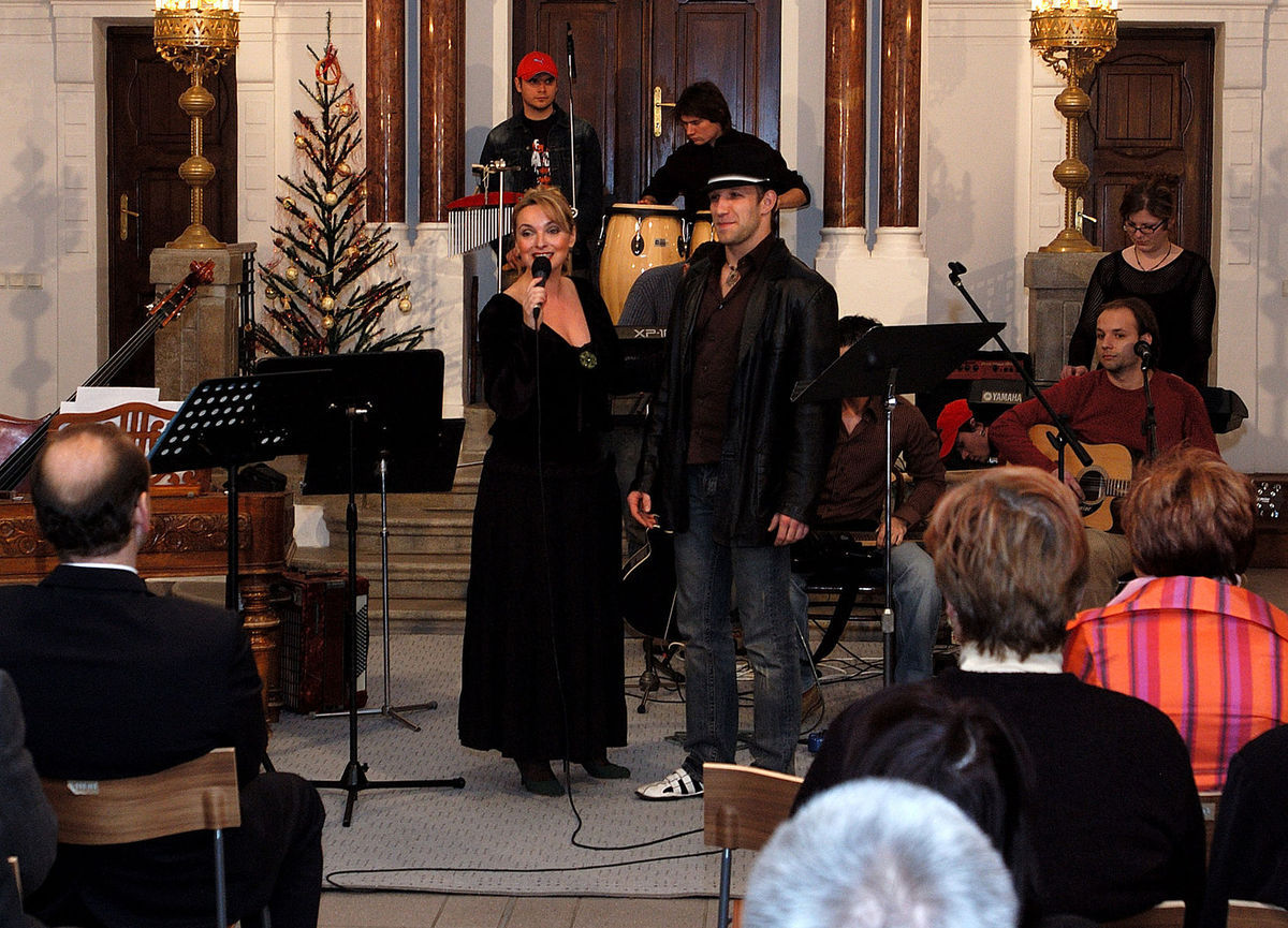 Ján Slezák a Eva Pavlíková spievajú divákom na...