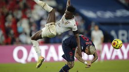 Opäť červená, no konečne aj gól. Paríž odvrátil ďalšiu blamáž v nadstavení 