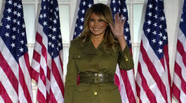 Druhý pokus po nevydarenej Šmolinke! Melania Trump má v kukurici novú sochu