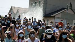 Selfie tyče, tony dezinfekcie či prskanie do tvárí. Aj taká je covidová Tour