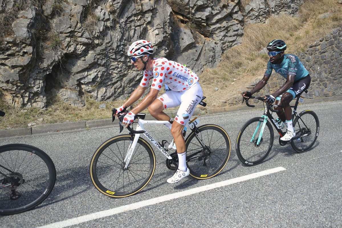 Kévin Reza za Benoitom Cosnefroyom v bodkovanom...