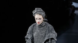 Modelka v pletenej kombinácii z dielne značky Dolce & Gabbana.