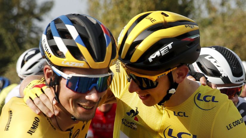 Primož Roglič a Tadej Pogačar si mali počas...