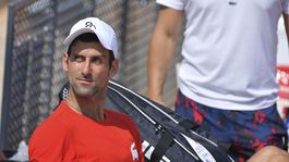 Hra, Federer, zahlásil rozhodca. V zápase Djokoviča s nemeckým kvalifikantom...