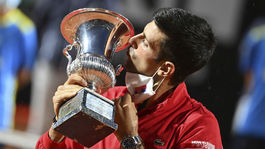 Djokovič sa rýchlo otriasol. Po zisku rekordnej trofeje ďakoval aj Vajdovi