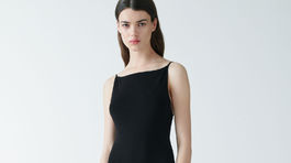 Čierne šaty s odhaleným chrbtom COS, predávajú sa za 89 eur. 