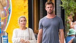 Ranná káva naboso! Thor s manželkou na ceste z raňajok, zabudli sa obuť?