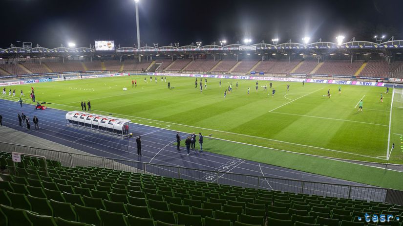 Rozcvička hráčov a štadión bez divákov pred...