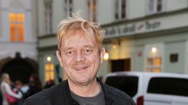 Český herec Petr Čtvrtníček bojuje na JIS-ke s koronavírusom