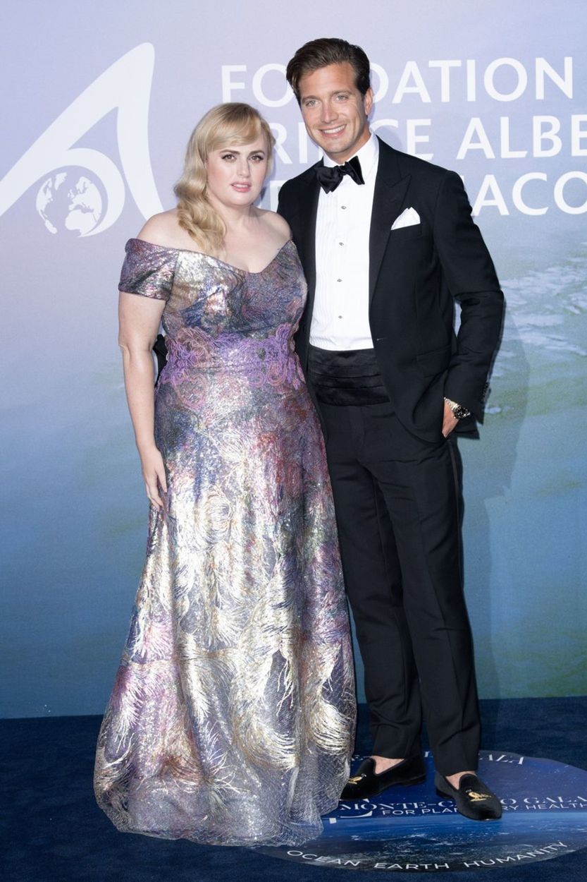 Herečka Rebel Wilson v kreácii Rene Ruiz...