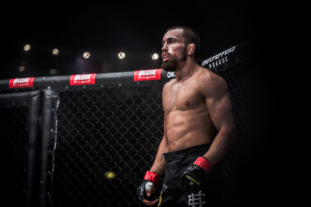 Ľudovít Klein v klietke federálneho Oktagon MMA.