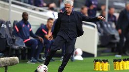 Mourinho nahnevane odišiel do šatne. Guardiola sa červenal v Leicestri