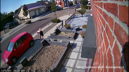 Video: Toto je jednostopá ‘akupunktúra‘. Motorkár sa takmer napichol na plot