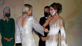 Princezná Charlene z Monaka zdraví herečku Kate Beckinsaleovú dotykom lakťa. 