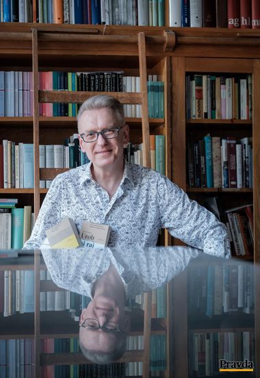 Mariusz Szczygieł so svojimi knihami Nie je a...