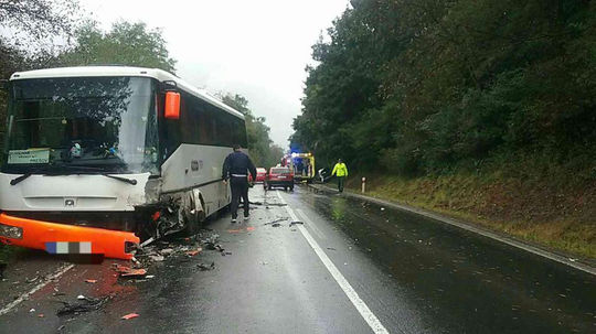 Po zrážke autobusu s autom na východe sú traja zranení