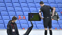 Manchester United vyhral vďaka gólu zo stej minúty, trápenie Chelsea s nováčikom