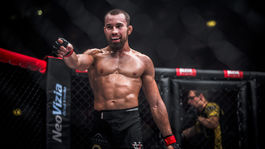 Šampión UFC sa obul do Kleina: Je to podvodník!