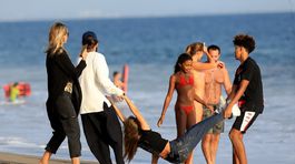 Konečne ako mama! Klumovú zachytili s deťmi, takto sa bláznili na pláži