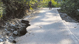 Cestári opravia štyri zničené cesty po zosuvoch pôdy