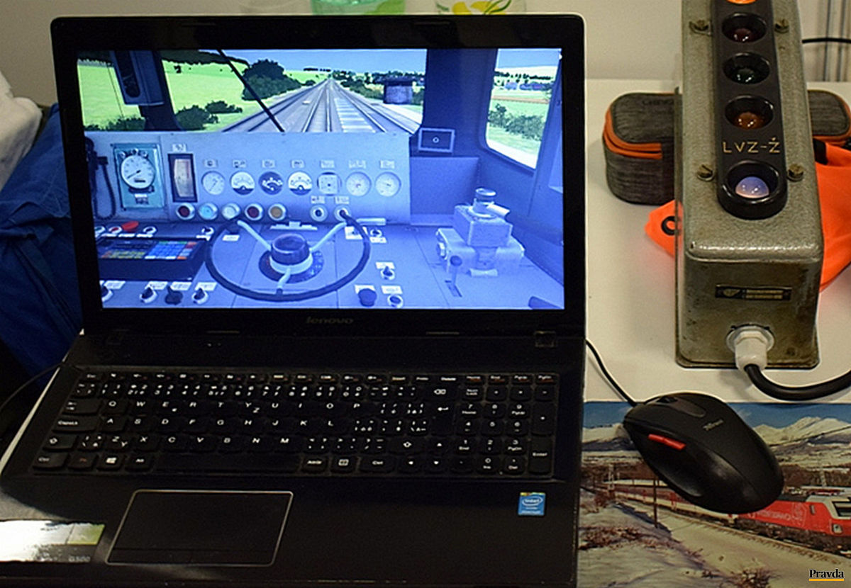 Trenažér pre rušňovodičov. Dvaja študenti...