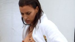 Plné prsia do dlane, ale sukňu nezapli! Irina Shayk vystavila zvodné krivky